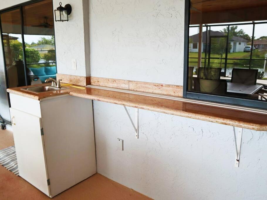 Cozy Retreat, Heated Pool, Water Canal, Bikes,3 Bedroom Cape Coral Kültér fotó